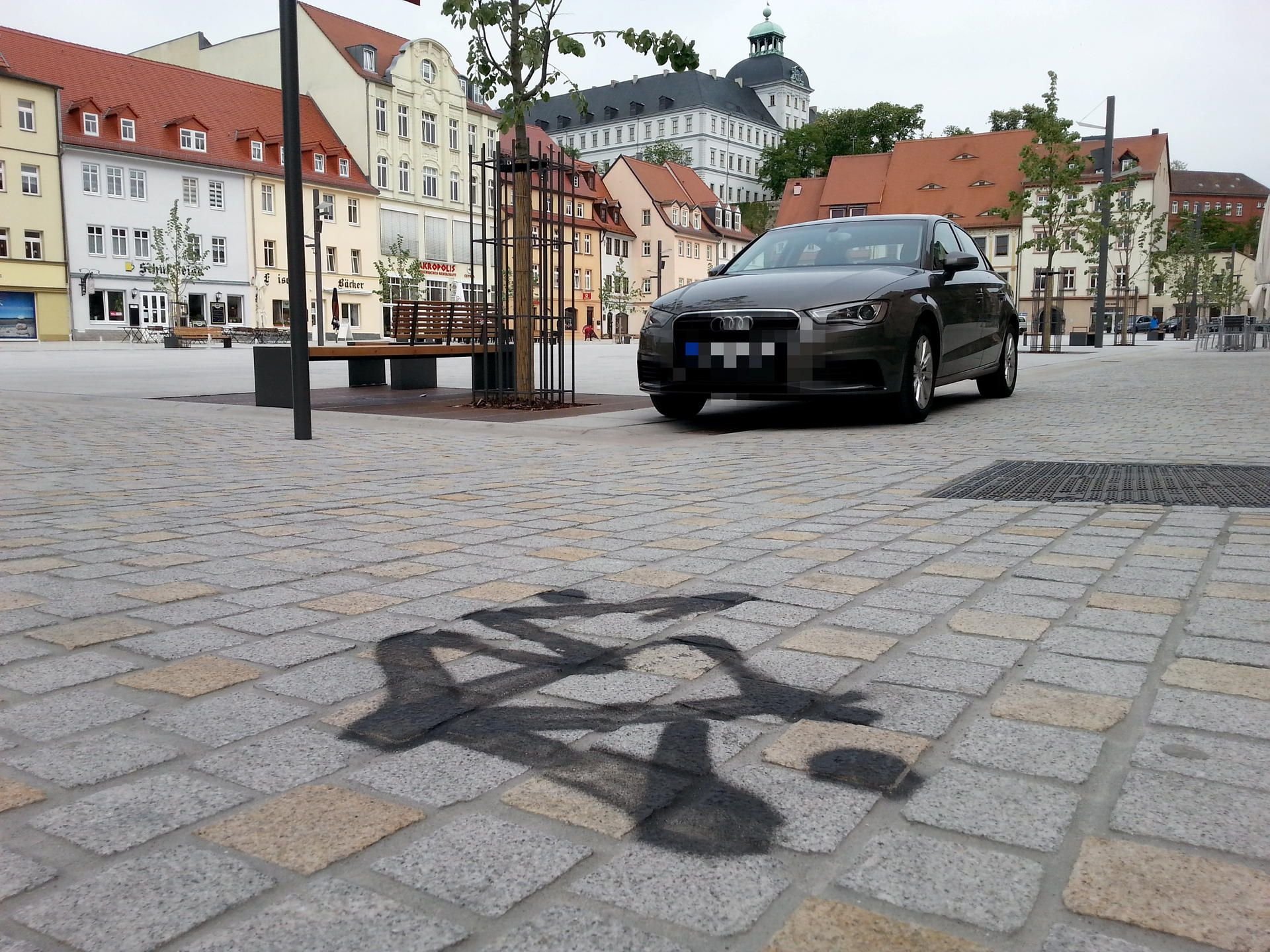 Erst neu und schon wieder beschmiert: Kurz nach der Sanierung des Weißenfelser Marktplatzes ist schon das erste Graffito zu sehen.