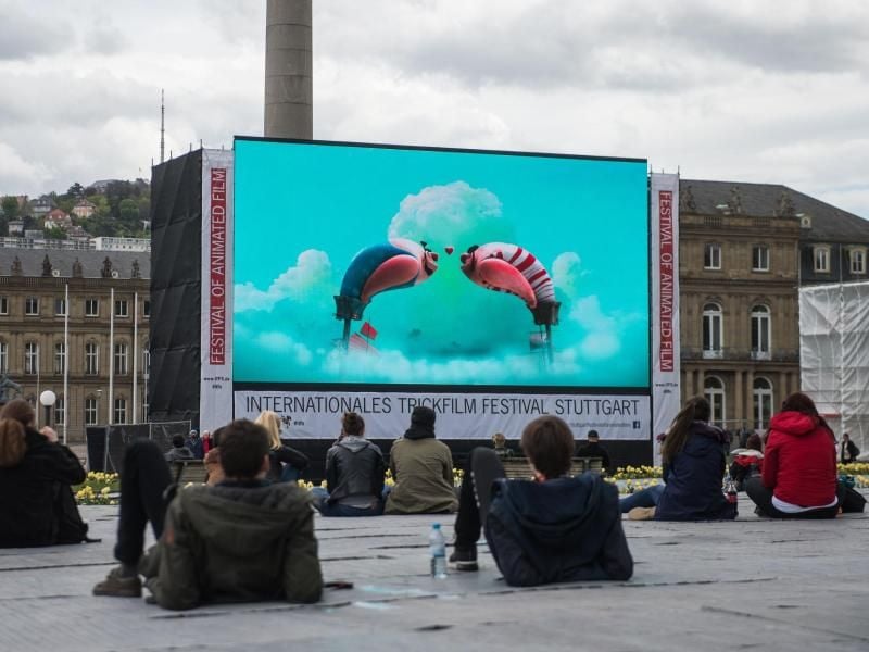Das Wetter könnte etwas besser sein: Trickfilm-Fans auf dem Schlossplatz in Stuttgart. Foto: Lino Mirgeler