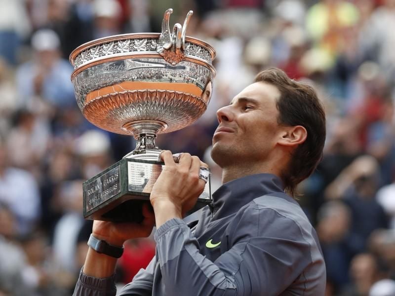 French-Open-Sieger Rafael Nadal stemmt in Paris seinen Pokal. Foto: Christophe Ena/AP