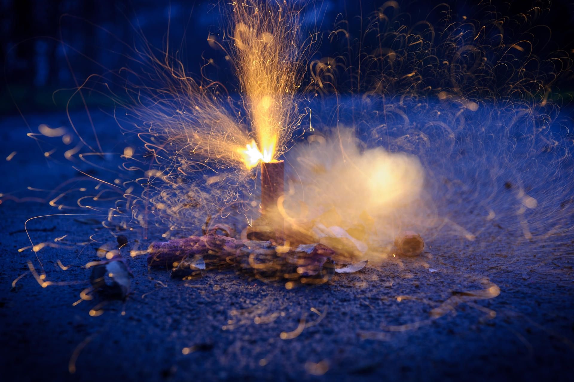 Böller explodieren bei Anbruch der Dunkelheit