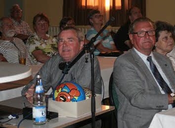 Reiner Helling (Mitte) im Saal vom Jessener Schützenhaus, 2.v.r. ist Detlef Polzenhagen