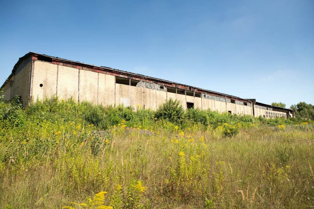 Das alte Kohlelager zwischen Theißen und Nonnewitz soll abgerissen werden, weil es sich im Bereich der neuen Ortsumfahrung Theißen befindet. Doch die Abrissbagger rollen erst im September an, geplant war ursprünglich der August.