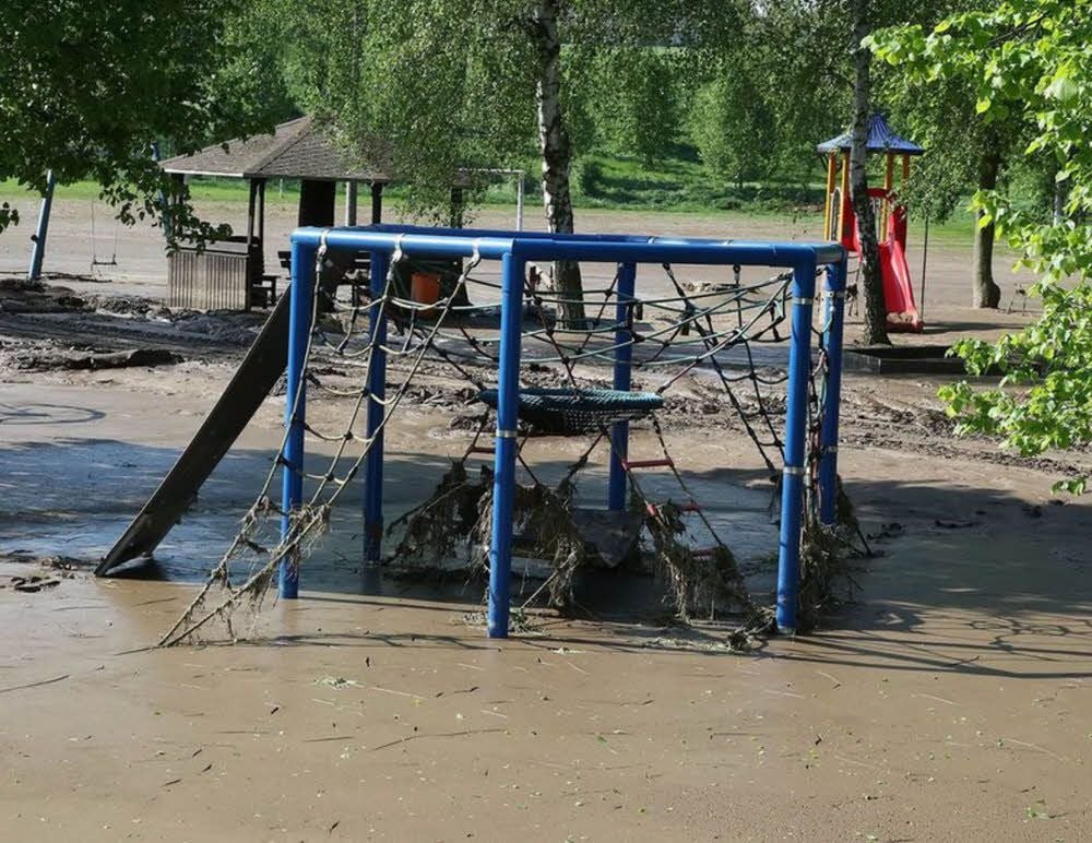 Der Dederstedter Spielplatz war im Mai 2017 ein riesige Schlammwüste.
