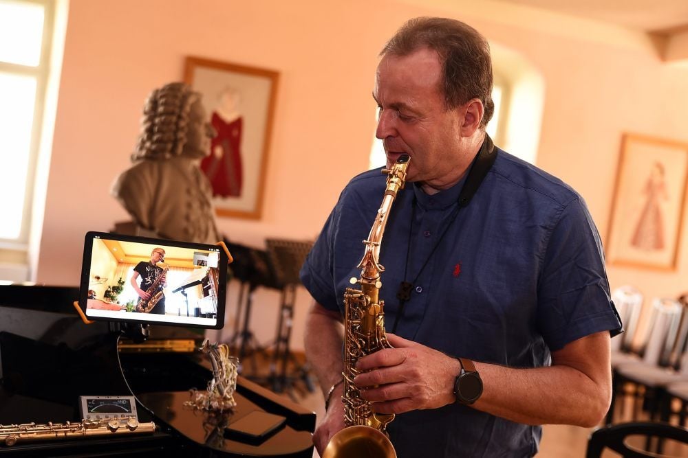 Der Leiter der Musikschule Köthen Andreas Hardelt führt derzeit seinen Musikunterricht - hier mit Benjamin Scharfen - per Skype durch.