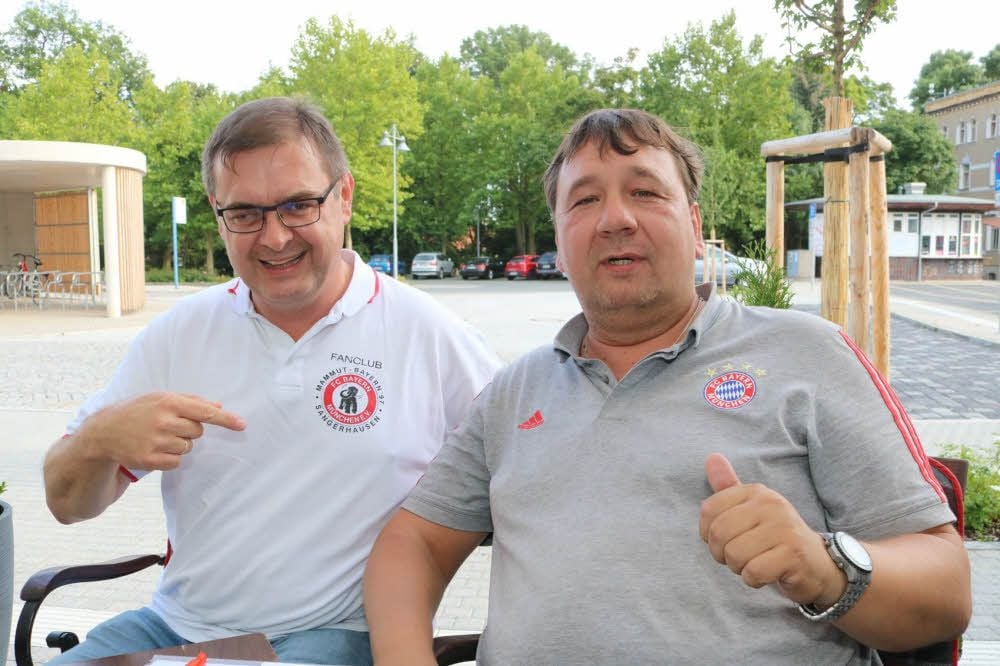 Jörg Buka (re.) und Ralf Neuner lieben ihre Kleidung mit dem Bayern-München-Emblem.