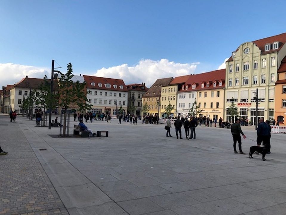 Etwa 200 Menschen haben sich am Dienstagabend auf dem Weißenfelser Markt getroffen. Es bildeten sich einige Gruppen, die gegen die Corona-Regeln verstießen.