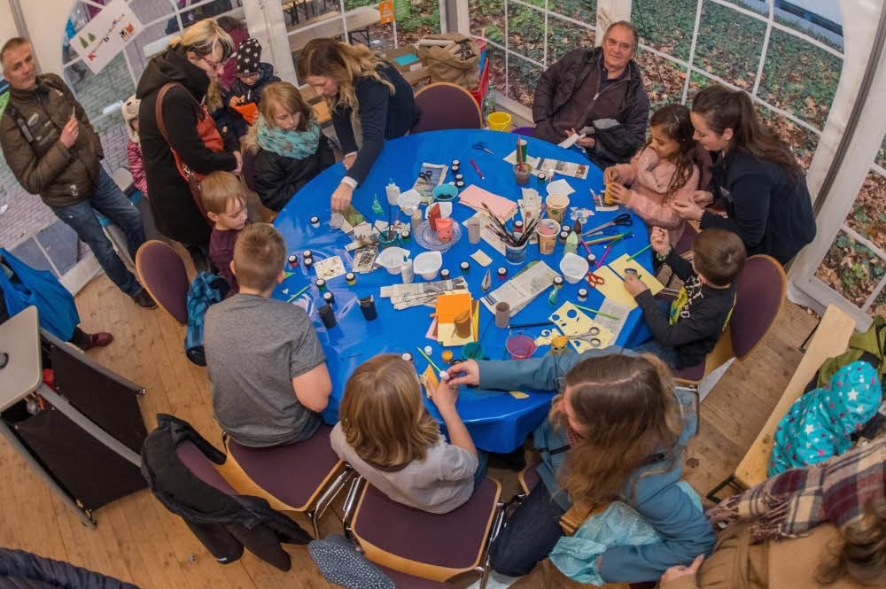 Eltern und Großeltern klebten, schnippelten und pinselten mit ihren Kindern und Enkeln bei verschiedenen Workshops.