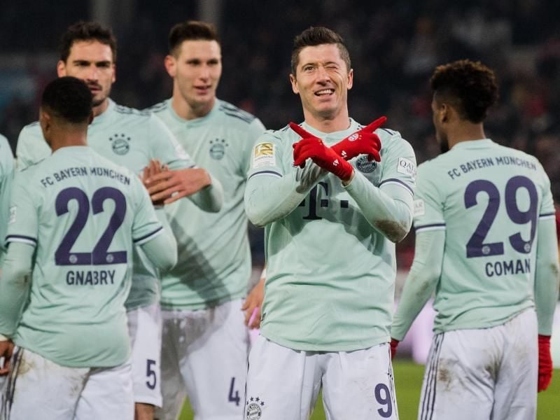 Münchens Robert Lewandowski bejubelt seinen Treffer zum 4:0 mit seinen Teamkameraden. Foto: Julian Stratenschulte