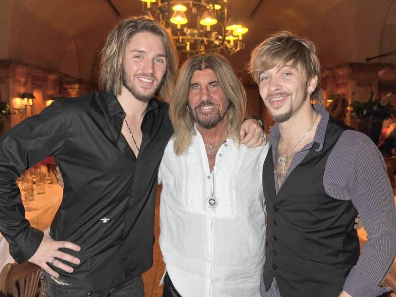 Die Musiker-Brüder Gil (l) und Tal (r) Ofarim 2010 mit ihrem Vater, Sänger und Gitarrist Abi Ofarim (m). Foto: Felix Hörhager