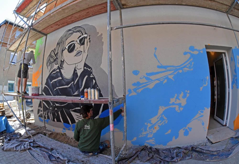 Blau, Orange, Grün und ganz viel Lässigkeit - die Fassade soll für junges Wohnen stehen.