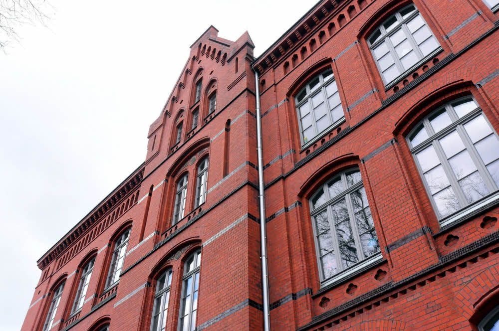 Heute ein Schmuckstück: das mit mehr als sechs Millionen Euro sanierte denkmalgeschützte Gebäude der Berg-Grundschule.