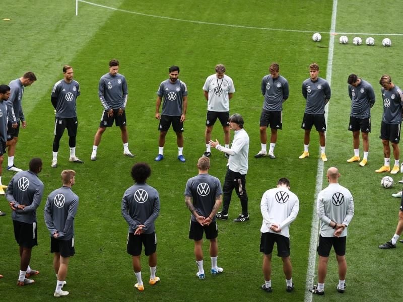 Bundestrainer Joachim Löw (M) spricht beim Abschlusstraining im Stadion St. Jakob-Park zu seiner Mannschaft, die sich im Kreis um ihn gestellt hat. Foto: Christian Charisius/dpa