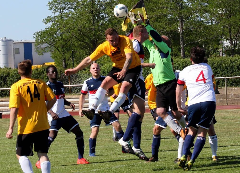 Auf ein heißes Abstiegsduell müssen sich die Landesklassen-Fußballer des SV Allemannia Jessen (schwarz-gelbe Spielkleidung) am Sonnabend ab 15 Uhr in Gröbern einstellen. Denn der gastgebende Heidesportverein steht ebenfalls mit dem Rücken zur Wand und benötigt jeden Punkt.