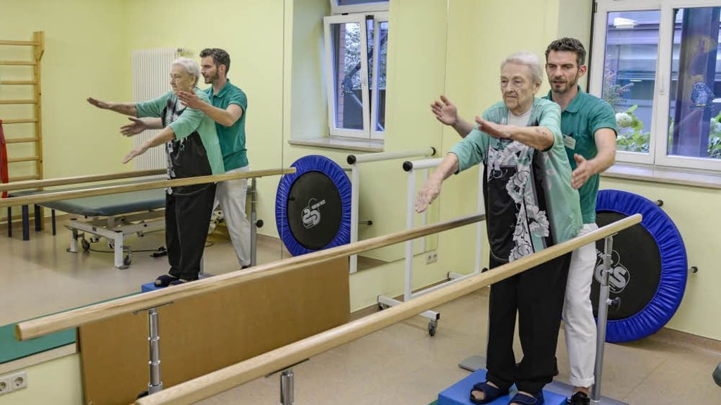 Rosemarie Ackermann wird bei ihren Gehversuchen von Physiotherapeut Robert Viehweg unterstützt.&nbsp;