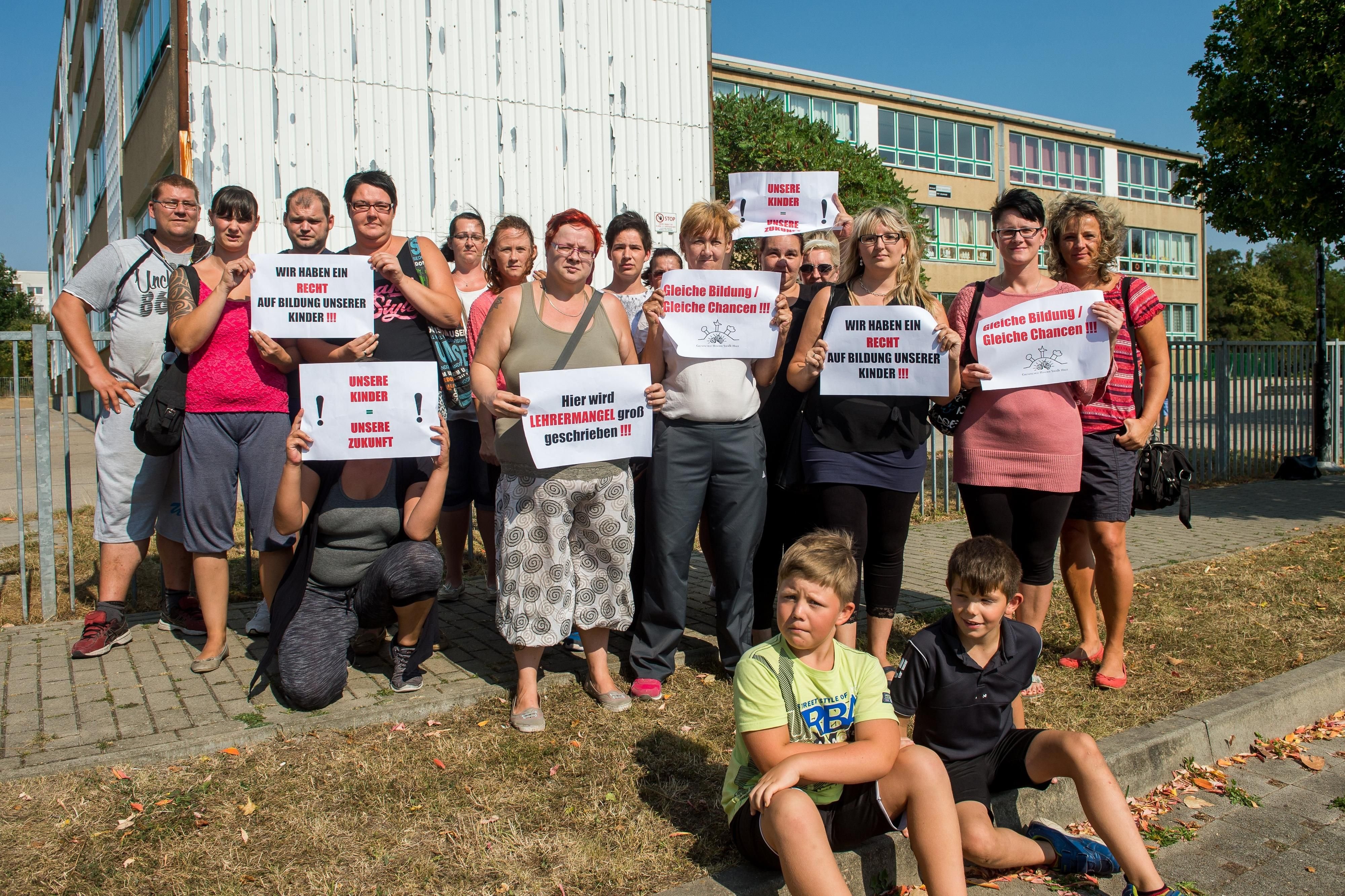 Eltern protestieren im September 2016 gegen den Lehrermangel an der Grundschule in der Hanoier Straße.