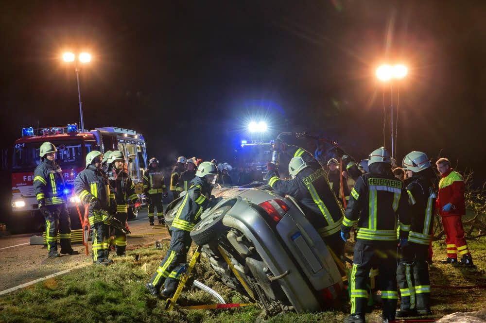 Mit Spezialwerkzeugen befreiten Feuerwehrleute den schwer verletzten Fahrer aus dem Autowrack.