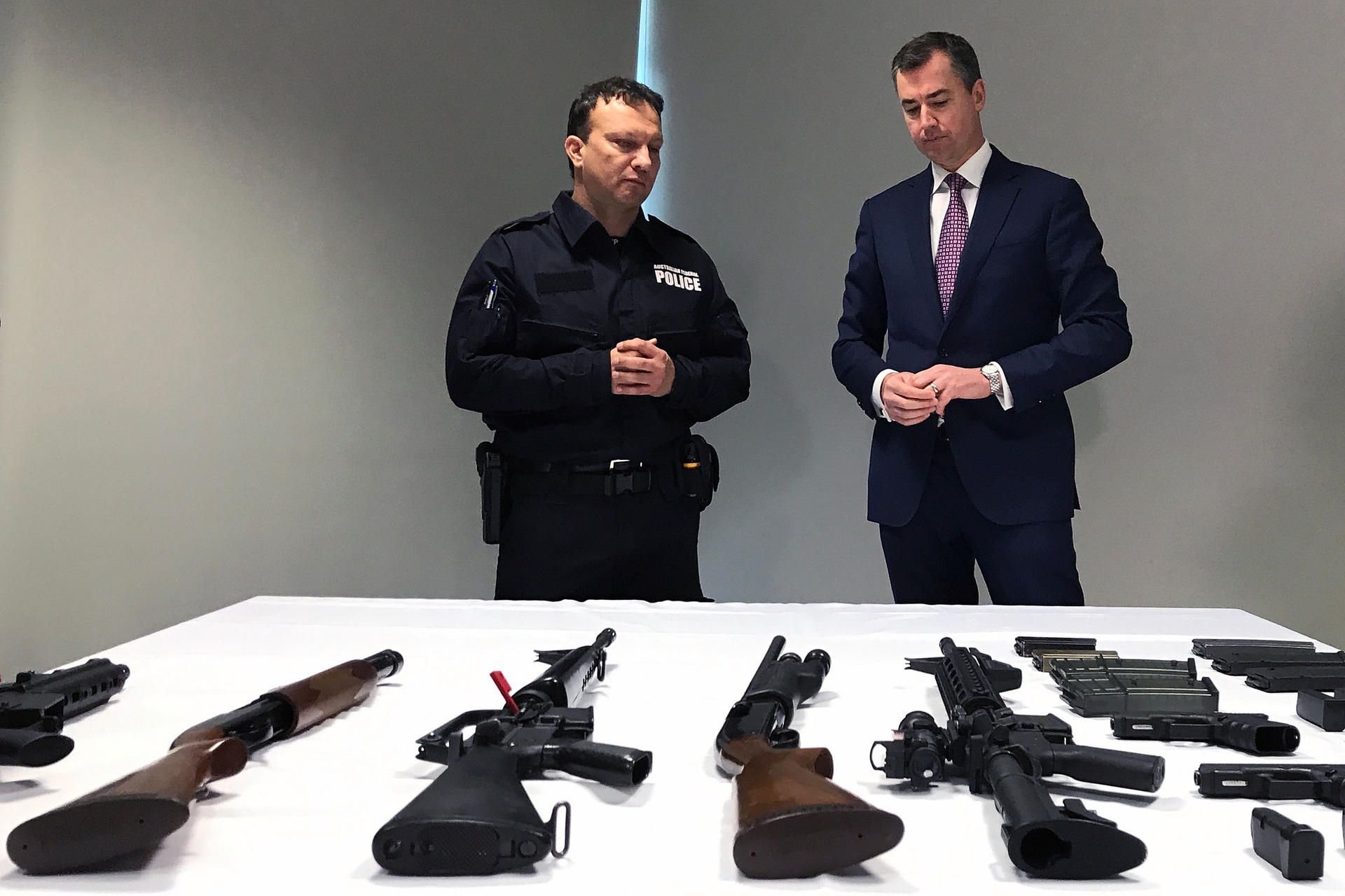 Der australische Justizminister Michael Keenan sieht sich verschiedene Schusswaffen an. Im nächsten Vierteljahr können bei der Polizei Waffen abgegeben werden, ohne dass es eine Strafe gibt.