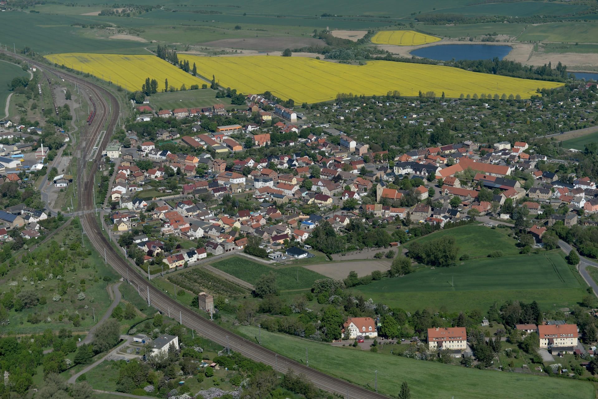Dieses Luftbild von Röblingen ist gelistet als „1322“ und kann im MZ-Bildershop bestellt werden.