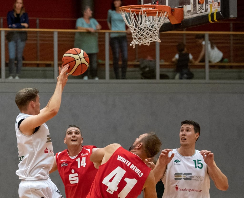 Ein Hallenser zieht zum Korb im Spiel gegen CottbusRhono