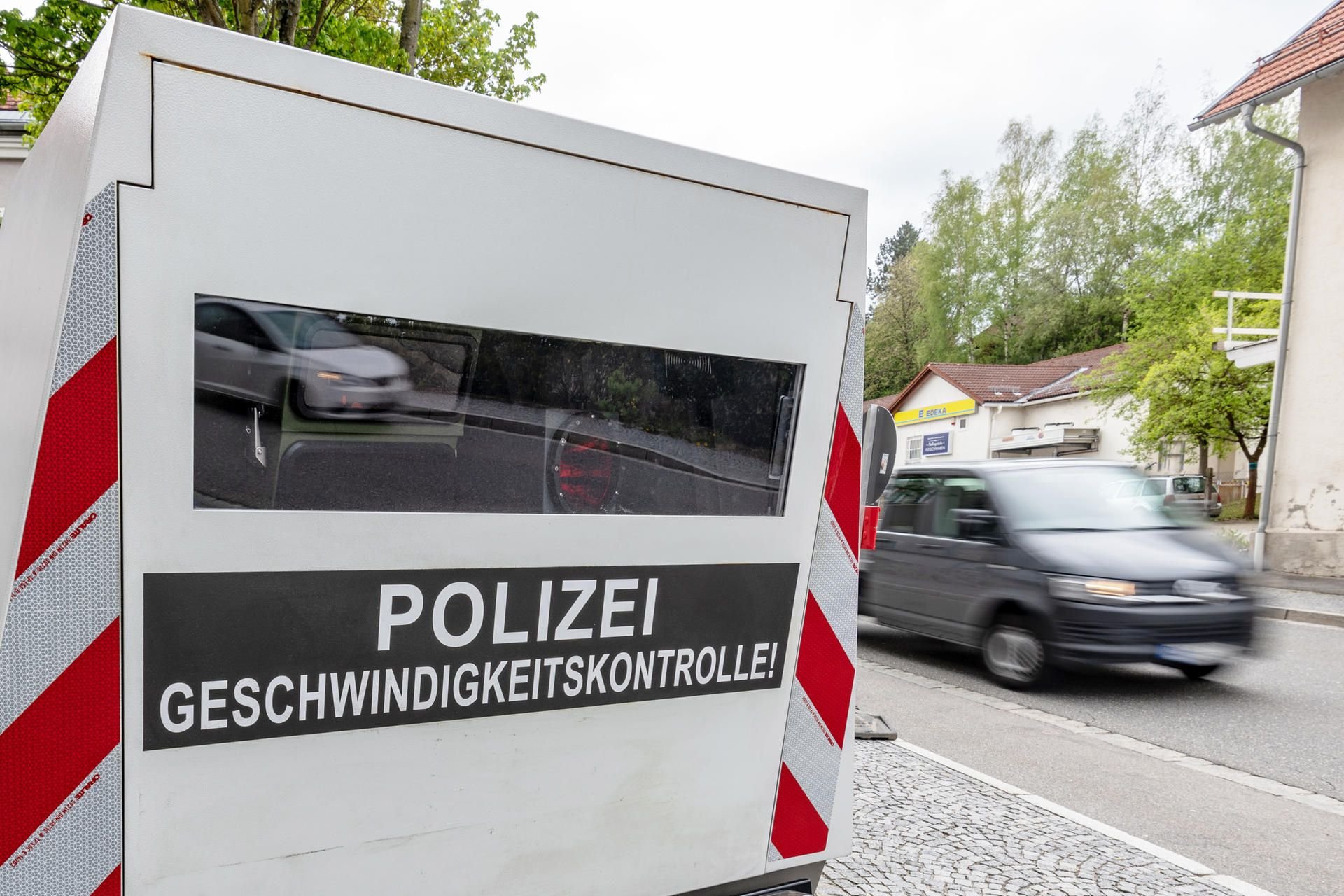 Geschwindigkeitsmessanlage der Polizei