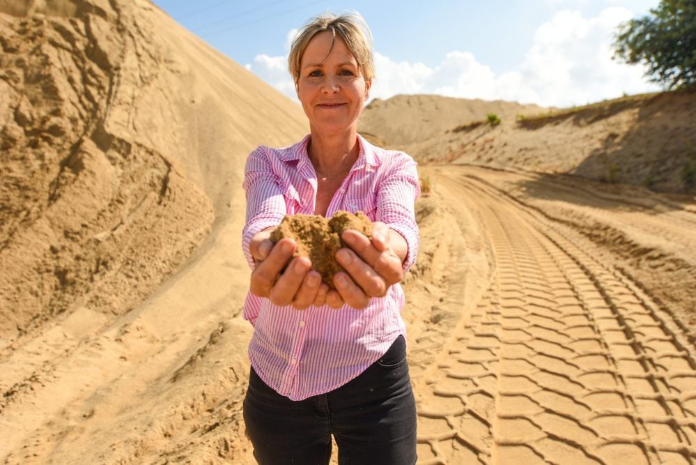 Chefin Claudia Straube verschenkt zum Jubiläum Sand für Sandkästen.