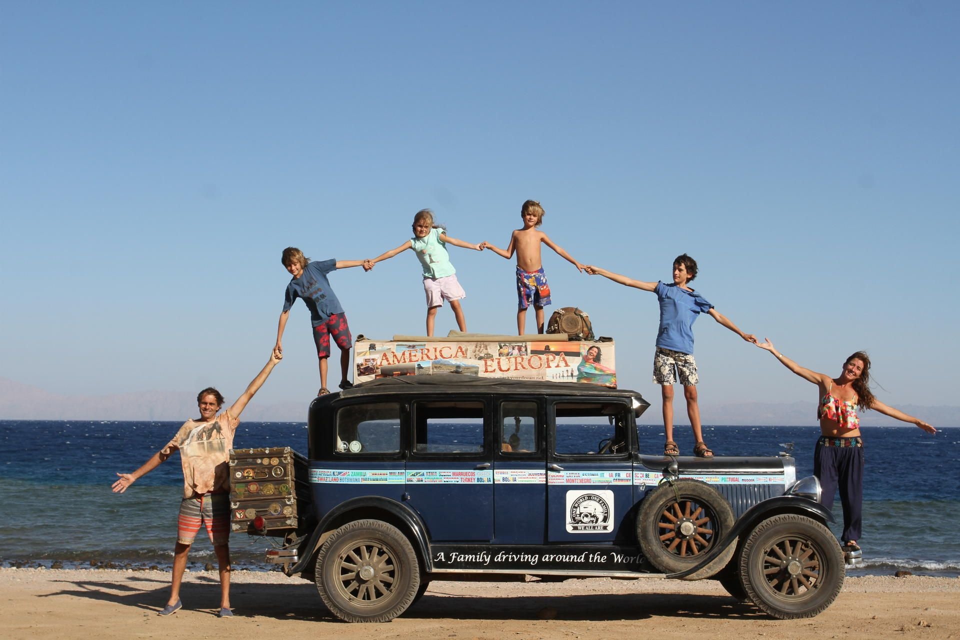 Die Familie Zapp steht in Ägypten auf ihrem Auto.