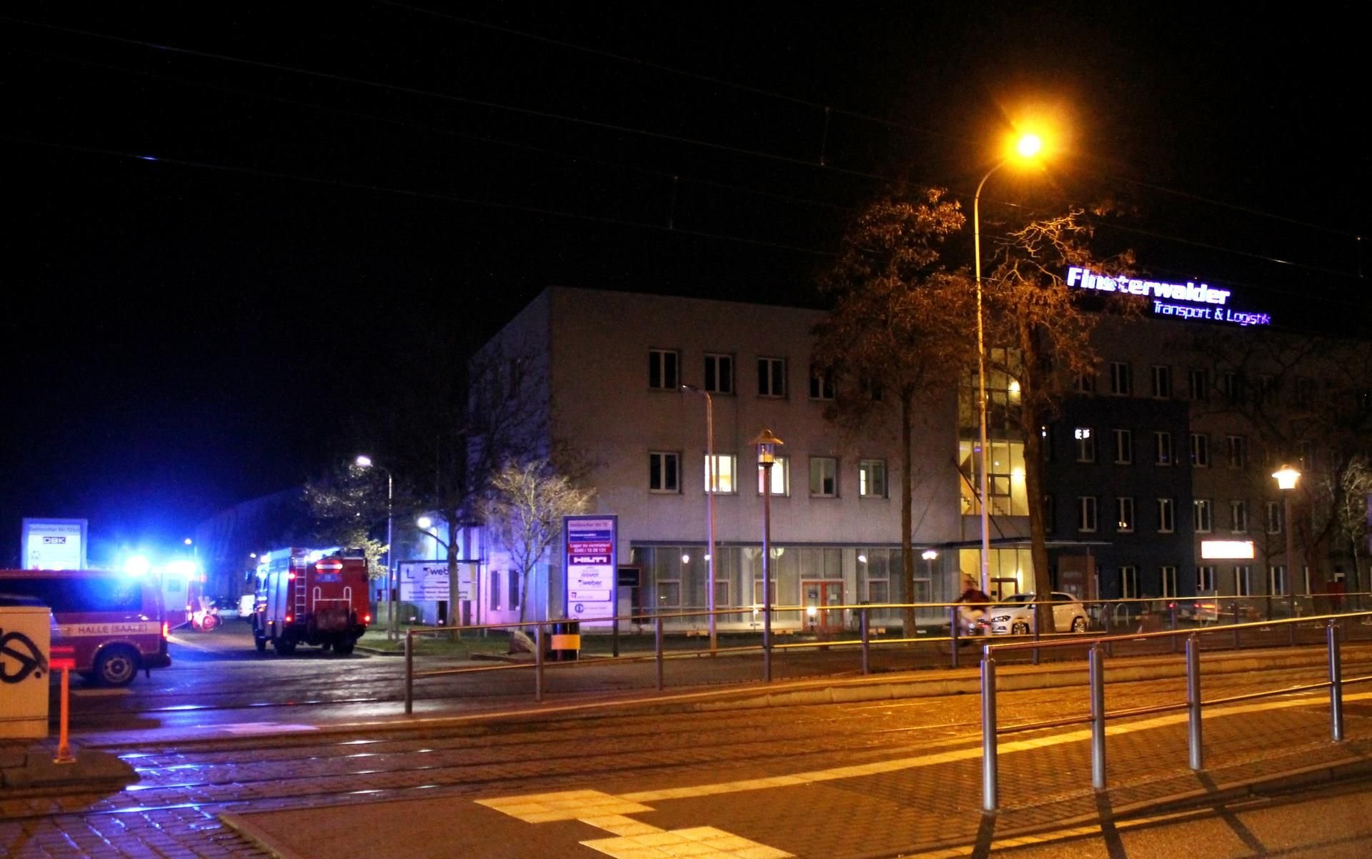 Fahrzeuge der Feuerwehr stehen am Montagabend mit Blaulicht auf dem Finsterwalder-Gelände in der Delitzscher Straße.