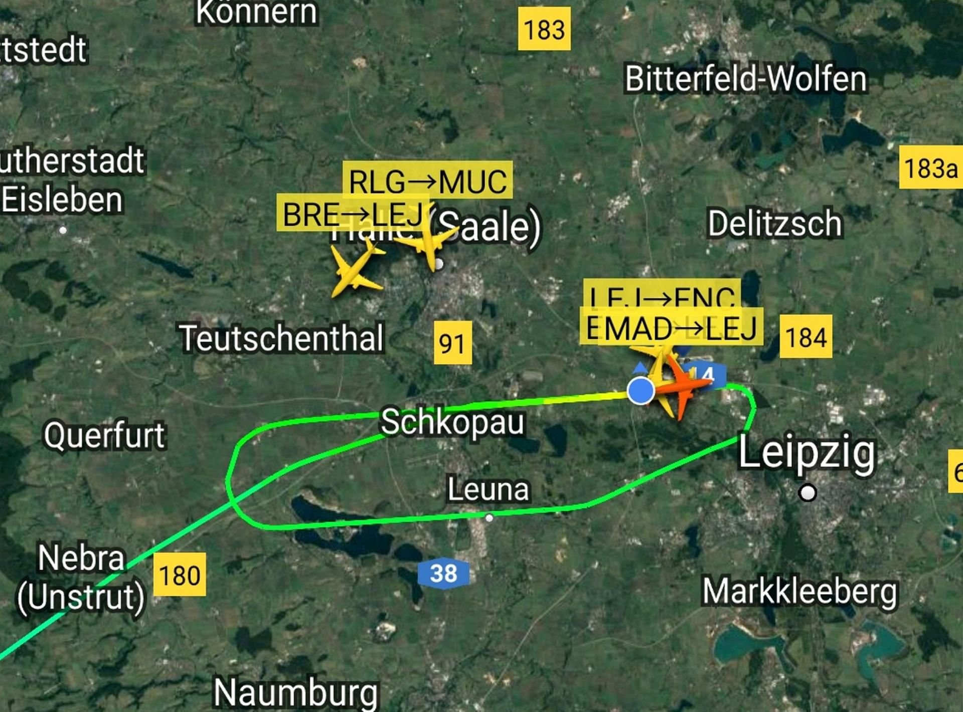 Die App Flightradar24 zeichnet die genaue Route der Flugzeuge auf. Der Screenshot zeigt die Ehrenrunde der DHL-Maschine am Flughafen Leipzig/Halle.
