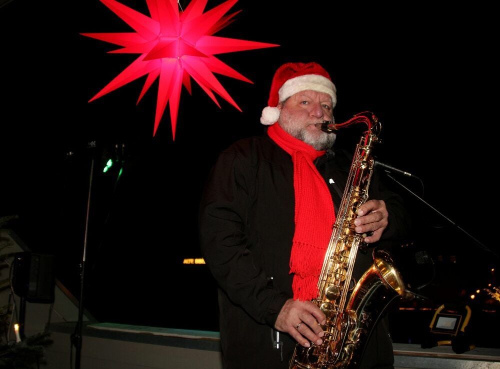 Der Schönebecker Rainer Schulz spielte vom Balkon an der Bernburger Wachgasse weihnachtliche Lieder aus dem Saxofon. Das Balkonkonzert war ein voller Erfolg.
