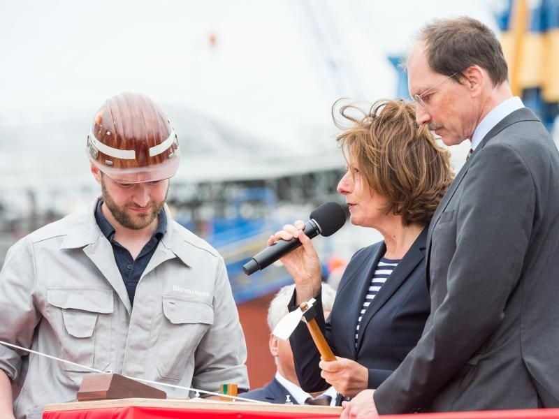 Malu Dreyer (M) und Rolf Wirtz von ThyssenKrupp Marine Systems (r). Foto: Christophe Gateau