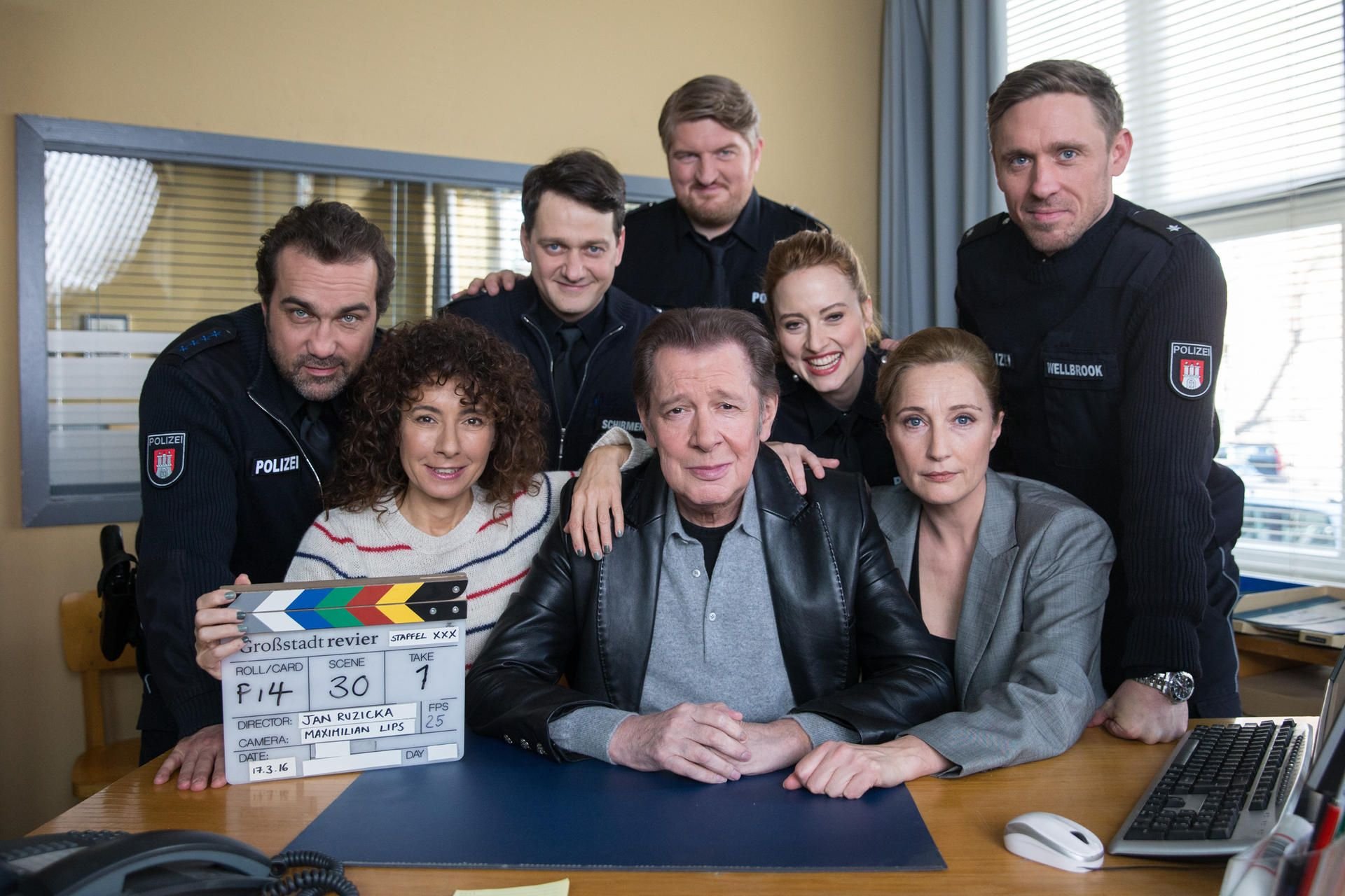 Jan Fedder (Mitte) mit seinen Kollegen vom "Großstadtrevier".