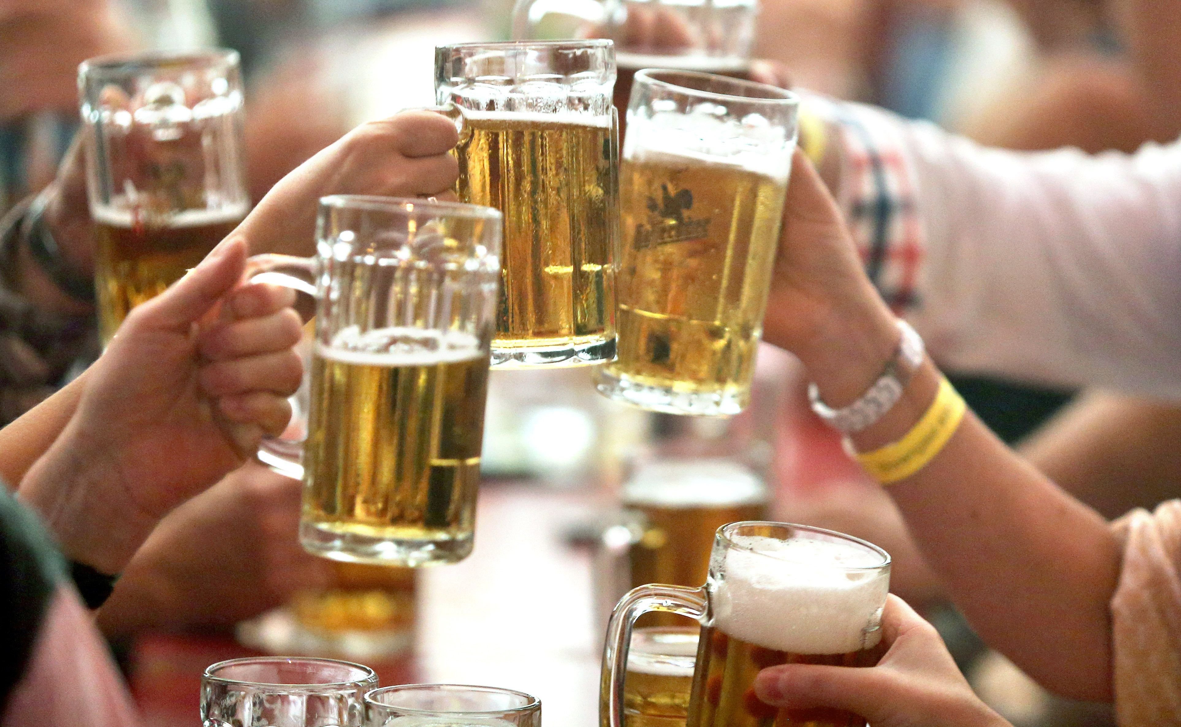 Hoch die Humpen: Ein britischer Forscher will Alkohol entwickelt haben, der keine unbequemen Nebenwirkungen mit sich bringt.