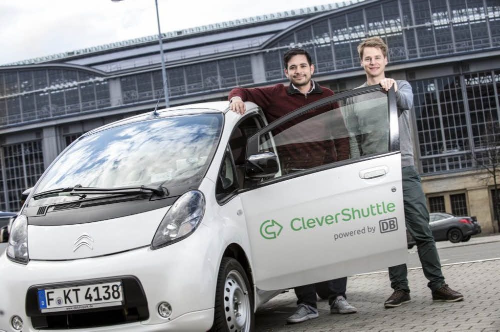 Gekommen, um zu fahren: Bruno Ginnuth (l.) und Jan Hofmann von „Clever Shuttle“ mit einem ihrer Autos vor dem Leipziger Hauptbahnhof