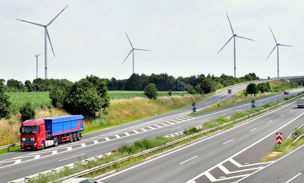 Weithin sichtbar sind die Windkraftanlagen am Rippachtalkreuz, dem Schnittpunkt der Autobahnen 9 und 38.