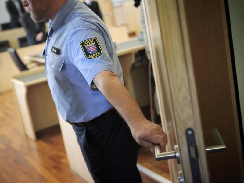 Ein Beamter vom Landgericht schließt die Tür zum Verhandlungsraum. Foto: Fredrik von Erichsen/Archiv