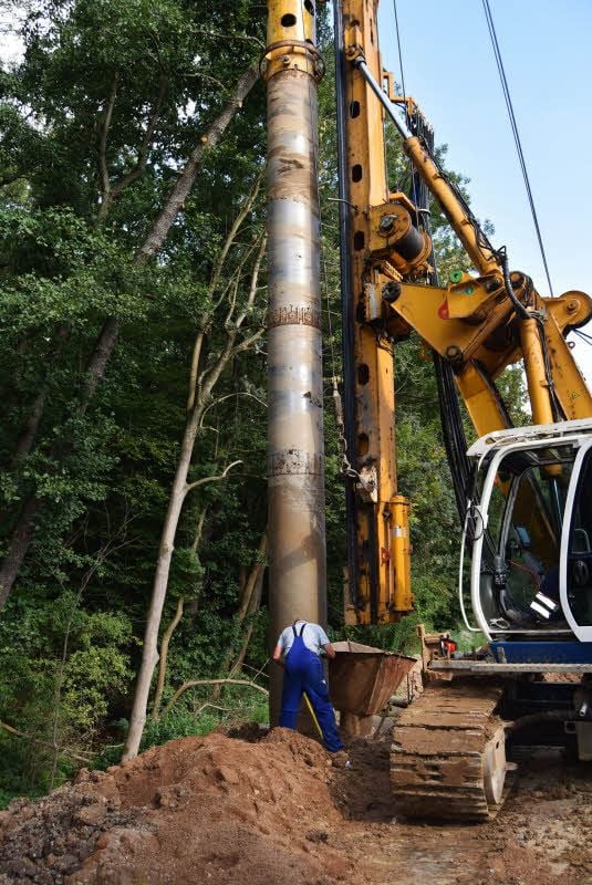 Damit Stahlspundwände in den Buntsandstein kommen können, muss mit schwerem Gerät bis in knapp 14 Meter Tiefe gebohrt werden.