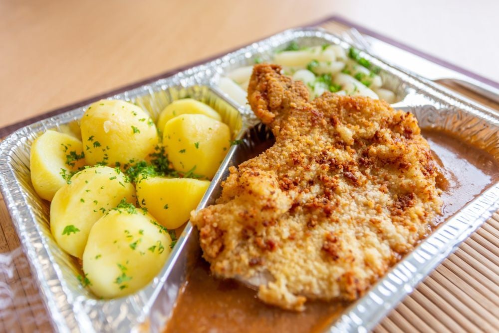 Die derzeit bei der Mahlzeit GmbH gekochten Essen werden alle inAssietten verpackt.