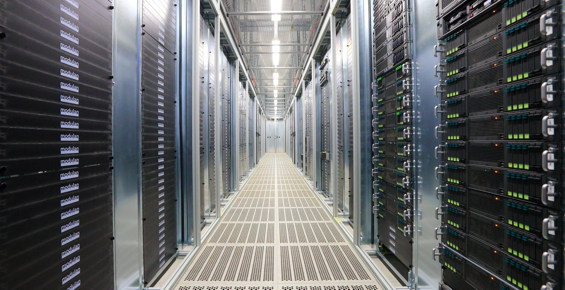 Blick in einen Gang mit Servern im Telekom-Rechenzentrum in Biere