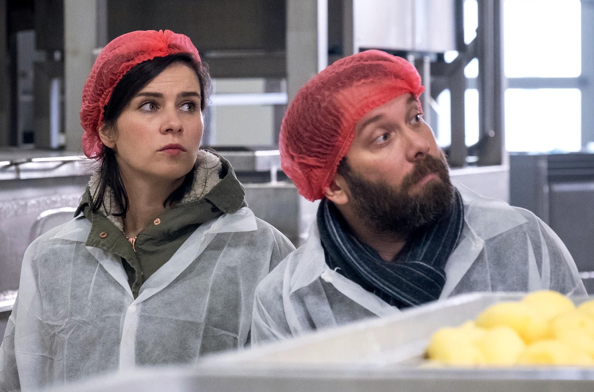 Die Kommissare Dorn (Nora Tschirner) und Lessing (Christian Ulmen) ermitteln in einer Kloßmanufaktur - eine Szene der "Tatort"-Folge "Die robuste Roswita".