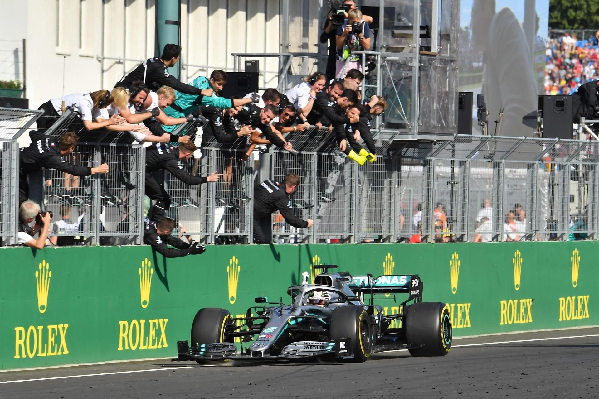 Lewis Hamilton feiert nach dem Rennen mit seinem Team von Mercedes.