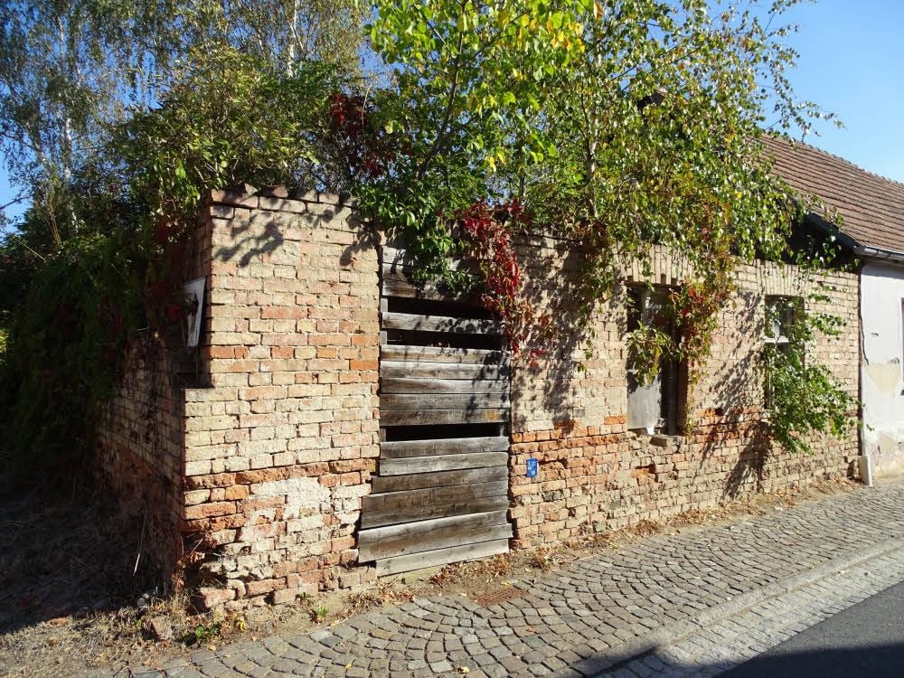 Dieses Haus am Übergang von der Schliebener Straße zum Dörfchen stand schon vor der Wende leer. Der Eigentümer ist unbekannt.