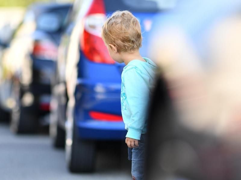Vorsicht im Straßenverkehr: Hat das Kind einen schweren Unfall, können die Folgen das Leben der ganzen Familie verändern. Foto: Uwe Anspach/dpa-tmn