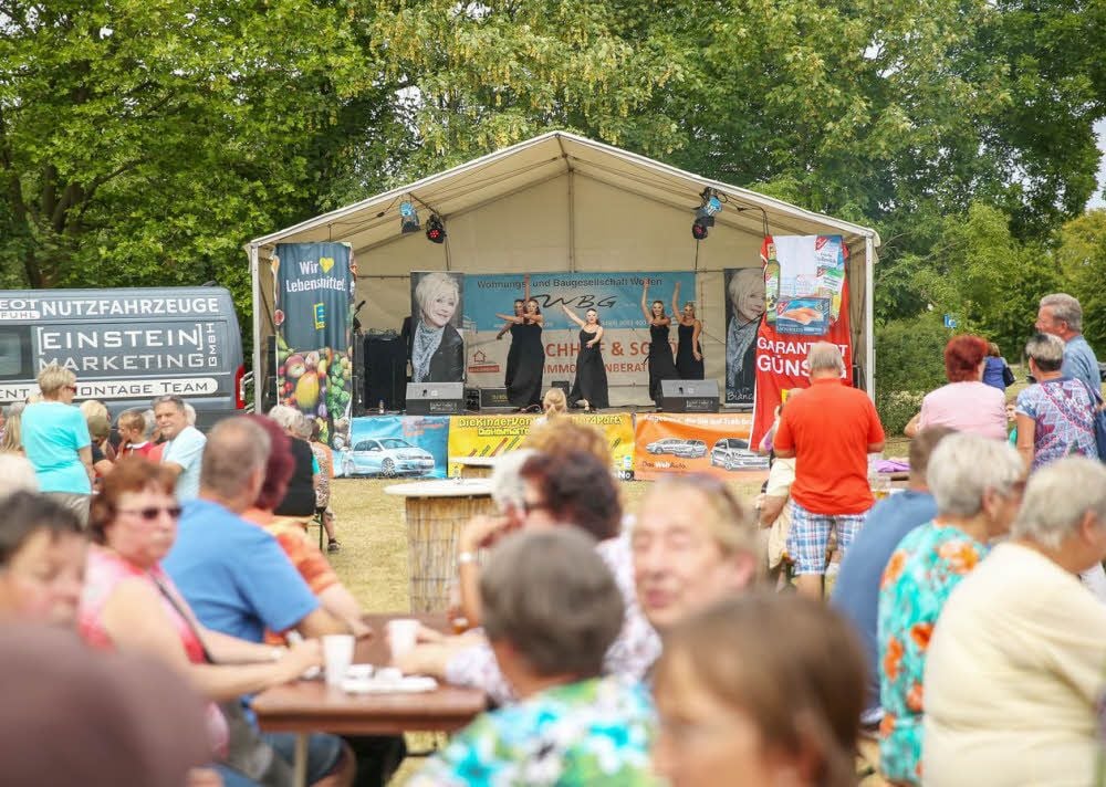 In der Fritz-Weineck-Straße am Frauenzentrum gab es Samstag und Sonntag ein langes Bühnenprogramm.