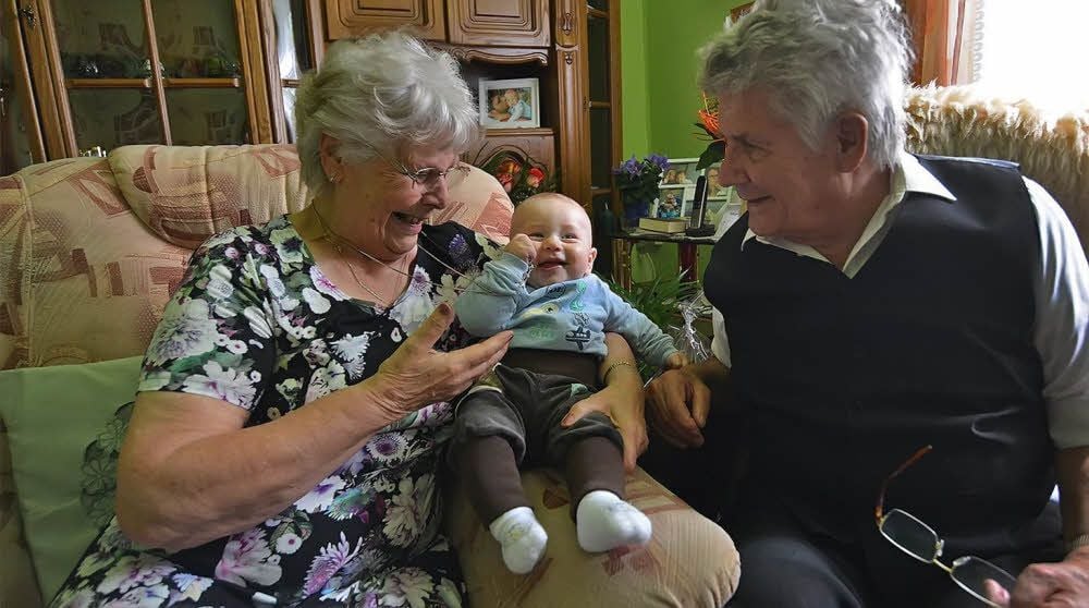 Rosemarie und Klaus Böhme mit dem fünf Monate alten Urenkel Jonas. Momentan ist er der jüngste Spross der Familie.