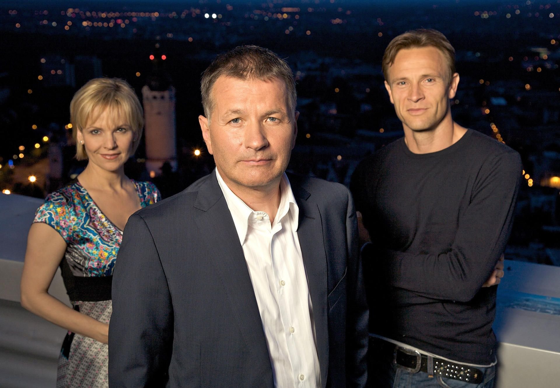In aller Freundschaft Andrea Kathrin Loewig (Dr. Kathrin Globisch, Oberärztin), Thomas Rühmann (Dr. Roland Heilmann, Chefarzt), Bernhard Bettermann (Dr. Martin Stein, Oberarzt) v.l. auf der Terrasse des City Hochhauses Leipzig.
