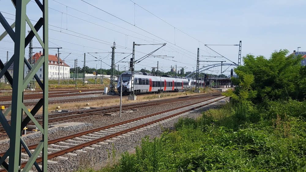 Ein Zug am Bahnhof in Dessau