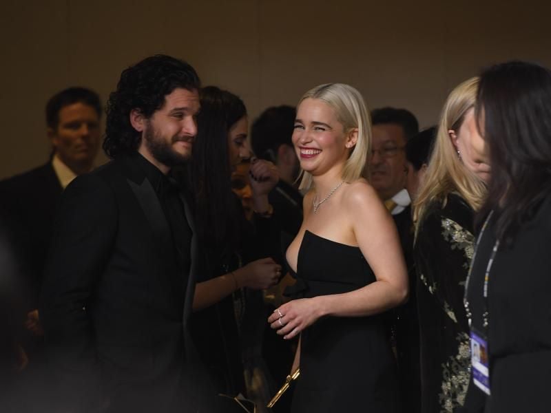 Zwei der beliebtesten Stars der Fantasy-Saga „Game of Thrones”: Kit Harrington und Emilia Clarke bei den Golden Globes. Foto: Kevin Sullivan/ZUMA Wire