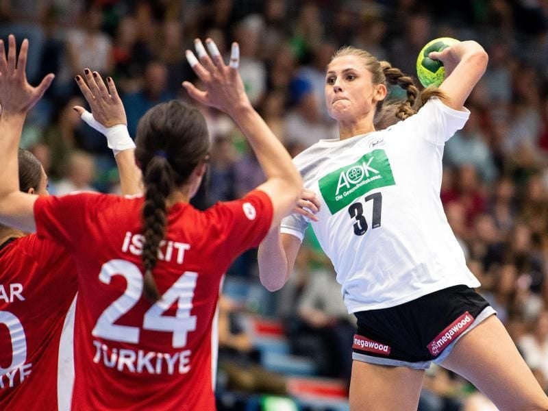 Deutschlands Alicia Stolle (r) steuerte sechs Treffer gegen die Türkei bei. Foto: Marius Becker