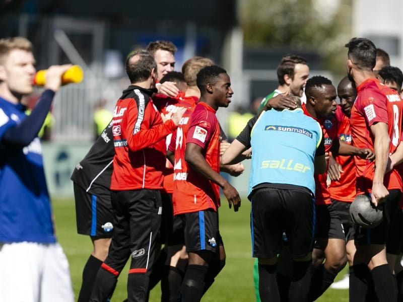 Die Paderborner Spieler feiern den 2:1-Sieg in Kiel. Frank Molter/dpa Foto: Frank Molter