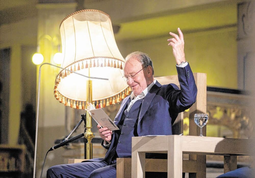 Der bekannte Schauspieler Michael Mendl las am Sonnabend im Zeitzer Dom Texte des schweizer Schriftstellers Robert Walser.